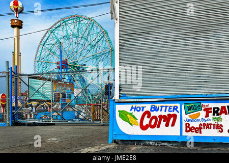 NEW YORK CITY-NOV 20, 2010: Coney Island Amusement Park in Brooklyn, New York City. Geschlossen für den Winter. Kopieren Sie Raum. Stockfoto