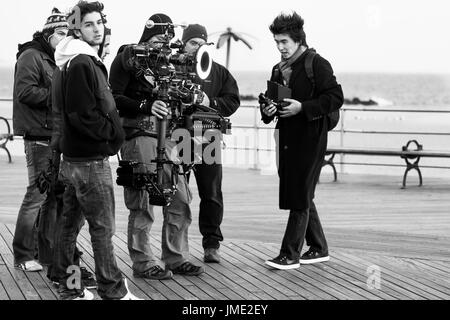 NEW YORK CITY-NOV 2010: ein Filmteam arbeiten vor Ort an der Uferpromenade von Coney Island. Schwarz / weiß Bild. Stockfoto