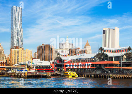 NEW YORK CITY-NOV 12, 2012: South Street Seaport Hafen in New York City. Nach Hurrikan Sandy. Vom Fluss aus gesehen. Stockfoto