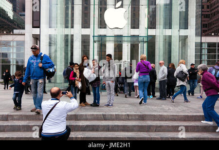 NEW YORK CITY - APRIL 1: Besucher nehmen Sie Familienfotos Apples Flagshipstore 5th Avenue in New York City am 1. April 2012. Stockfoto