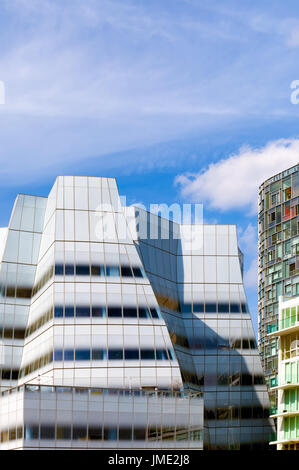 NEW YORK CITY-OCT 23: Gehrys innovative Weißglas Gebäude zeichnet sich in New York City am 23. Oktober 2010. Der umstrittene Architekt nex Stockfoto