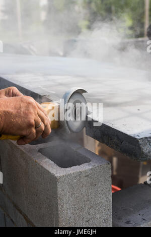 Eine Platte aus Beton Coutner oben ist für Strom, gekerbt wird Stockfoto