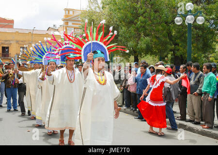 Bolivianische Künstler in bunten Trachten feiern Plurinationaler Staat Stiftung Tag, La Paz, Bolivien, Südamerika Stockfoto