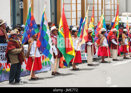 Bolivianische Volk stehend mit Whipala Fahnen während der Feier des Plurinationaler Staat Stiftung Tag, La Paz, Bolivien, Südamerika Stockfoto