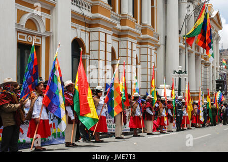 Bolivianische Volk stehend mit Whipala Fahnen während der Feier des Plurinationaler Staat Stiftung Tag, La Paz, Bolivien, Südamerika Stockfoto