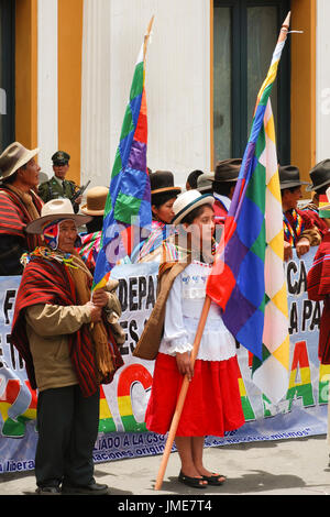 Bolivianische Volk stehend mit Whipala Fahnen während der Feier des Plurinationaler Staat Stiftung Tag, La Paz, Bolivien, Südamerika Stockfoto