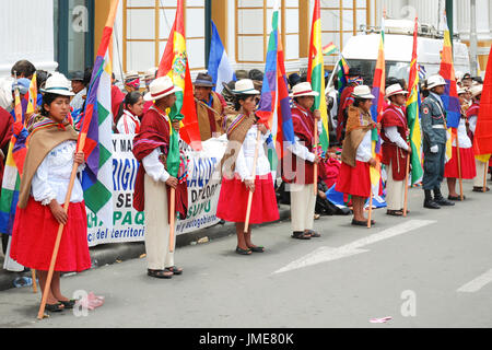 Bolivianische Volk stehend mit Whipala Fahnen während der Feier des Plurinationaler Staat Stiftung Tag, La Paz, Bolivien, Südamerika Stockfoto