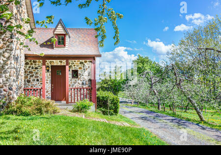 Bunte Steinhaus Ferienhaus Tür Eingang mit Veranda im Dorf Landschaft Stockfoto