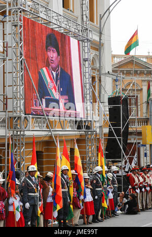 Evo Morales, Präsident von Bolivien, ist in einem großen Bildschirm gesehen, als er eine Rede bei der Feier der Gründungstag Plurinationaler Staat gibt, Stockfoto
