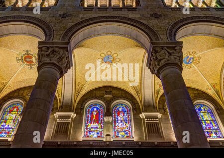 Sainte-Anne-de-Beaupre (Kanada)-2. Juni 2017: Innen Basilika Sainte Anne De Beaupre mit hohen Decken und Glasfenster Stockfoto