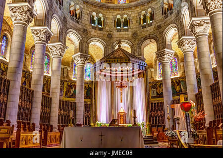 Sainte-Anne-de-Beaupre (Kanada)-2. Juni 2017: Im Inneren der Basilika Sainte Anne De Beaupre mit Altar und Kreuz Stockfoto