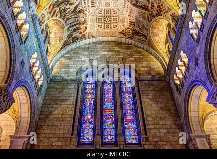 Sainte-Anne-de-Beaupre (Kanada)-2. Juni 2017: Innen Basilika Sainte Anne De Beaupre mit hohen Decken und Glasfenster Stockfoto