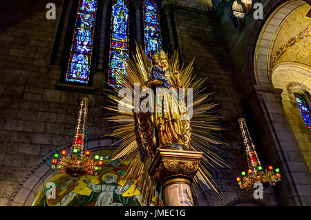 Sainte-Anne-de-Beaupre, Kanada - 2. Juni 2017: In der Basilika Sainte Anne de Beaupre mit Maria und Jesus spiky Statue Stockfoto