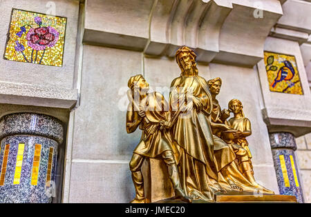 Sainte-Anne-de-Beaupre (Kanada)-2. Juni 2017: Im Inneren der Basilika Sainte Anne de Beaupre unterirdische Kapelle mit gold Statue, die Jesus Chr Stockfoto