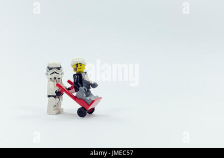 LEGO verletzte Darth Vader sitzen auf Wagen während Storm Trooper einschieben. isoliert auf weißem Hintergrund. Stockfoto