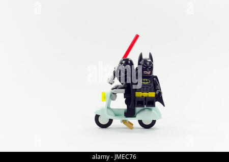 LEGO Darth Vader und Batman Motorroller isoliert auf weißem Hintergrund. Stockfoto