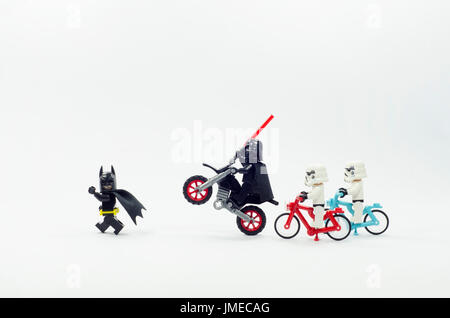 LEGO Darth Vader jagt Batman mit Dirt bike Stockfoto