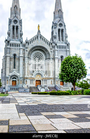 Sainte-Anne-de-Beaupre (Kanada)-2. Juni 2017: Äußere Steinarchitektur der Basilika Sainte Anne De Beaupre Stockfoto