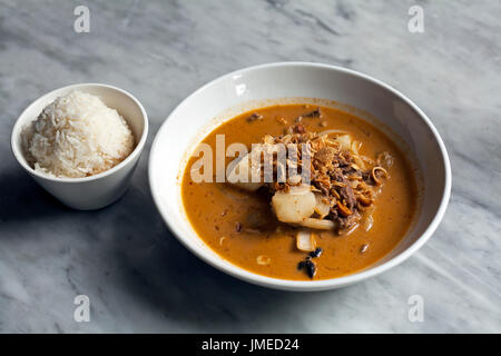 Ein Mittagessen der Massaman Curry und Reis ist auf dem Tisch. Stockfoto