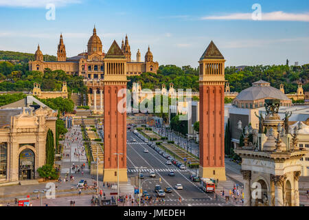 Venezianischen Türmen an der Placa d'Espanya Auch als Plaza de Espana bekannt, ist einer der wichtigsten Plätze von Barcelona. Stockfoto