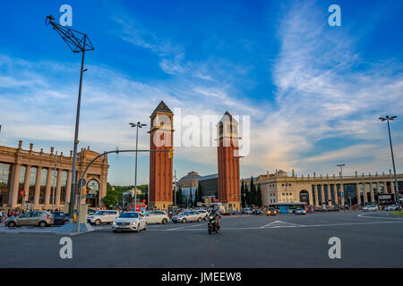 Venezianischen Türmen an der Placa d'Espanya Auch als Plaza de Espana bekannt, ist einer der wichtigsten Plätze von Barcelona. Stockfoto