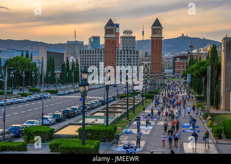 Venezianischen Türmen an der Placa d'Espanya Auch als Plaza de Espana bekannt, ist einer der wichtigsten Plätze von Barcelona, anlässlich der 1929 Inte gebaut Stockfoto