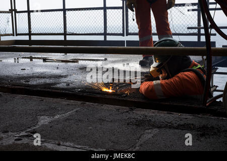 Bild der Industriearbeiter mit oxy Acetylen Schneidbrenner auf der Stilllegung eines Nordsee Bohrinsel. Credit: LEE RAMSDEN/ALAMY Stockfoto