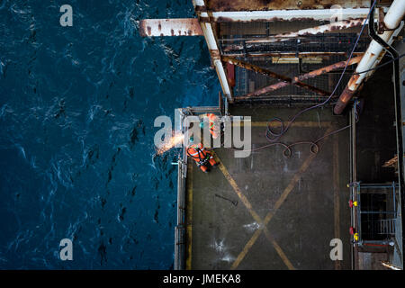 Bild der Industriearbeiter mit oxy Acetylen Schneidbrenner auf der Stilllegung eines Nordsee Bohrinsel. Credit: LEE RAMSDEN/ALAMY Stockfoto