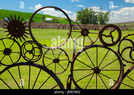 Dahmen Scheune Wagon Wheel Zaun, Palouse Scenic Byway, Uniontown, Washington Stockfoto