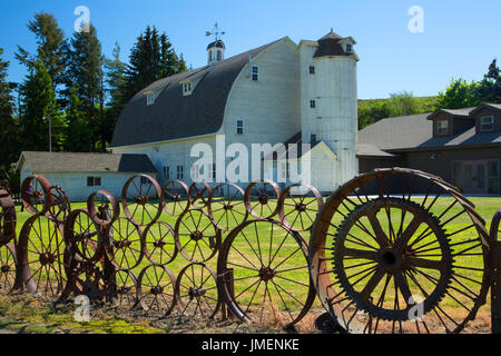 Dahmen-Scheune mit Wagon Wheel Zaun, Palouse Scenic Byway, Uniontown, Washington Stockfoto