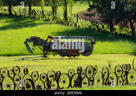 Dahmen Scheune Landmaschinen mit Wagon Wheel Zaun, Palouse Scenic Byway, Uniontown, Washington Stockfoto