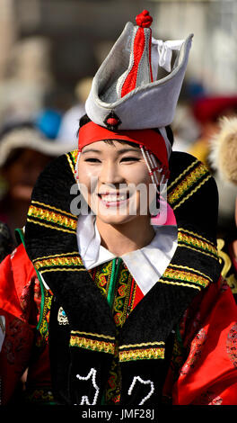 Junge Frau in traditionelle Deel Kostüm und den typischen Hut mit dem Kegel geformt oben, mongolischen National Kostüm Festival, Ulaanbaatar, Mongolei Stockfoto