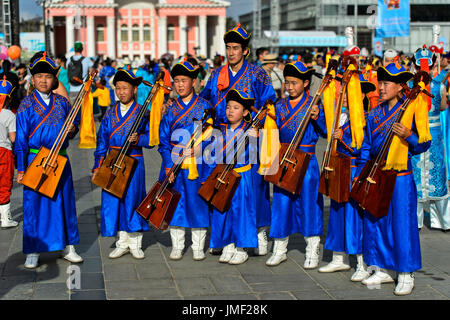 Morin Khuur Jugendorchester in traditionelle Deel Kostüme mit Pferdekopf Geigen, Morin Khuur, Ulaanbaatar, Mongolei Stockfoto