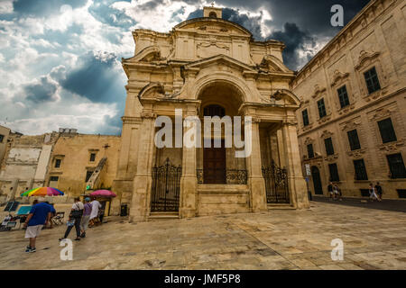 Am späten Nachmittag an einem regnerischen Tag vor der Kirche St. Catherine von Alexandria in der Stadt von Valletta Malta im Mittelmeer Stockfoto