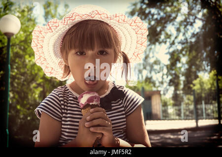 Das Kind isst Eis. Retro-toning Foto Stockfoto