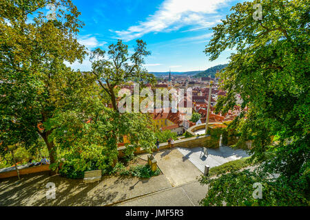 Blick nach unten vom Prager Burganlage in der Tschechischen Republik über die alte Stadt mit roten Ziegeldächern an einem warmen und sonnigen Herbsttag Stockfoto