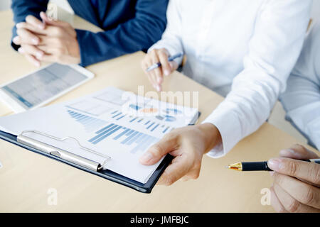 Administrator Business Mann finanzielle Inspektor und Sekretär, Bericht, Berechnung oder Überprüfung Gleichgewicht. Interne Revenue Service-Inspektor-Belegung Stockfoto
