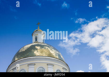 Tempel der orthodoxen Christen mit einer goldenen Kuppel vor blauem Himmel mit weißen Wolken. Stockfoto