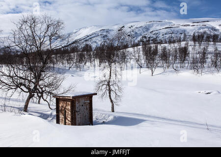 Aus Holz, geheimen Ort, Herz an der Tür und tiefen, tiefen Schnee. Verhinderung für den Moment. Berg im Hintergrund. Stockfoto