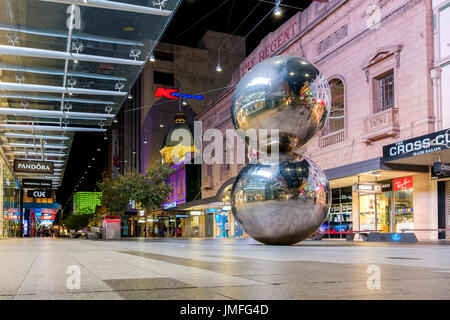 Adelaide, Australien - 16. April 2017: Ikonische Rundle Mall Kugeln in Adelaide CBD aus Boden Sicht in der Nacht Stockfoto