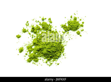 grünen Matcha Teepulver isoliert auf weißem Hintergrund Stockfoto