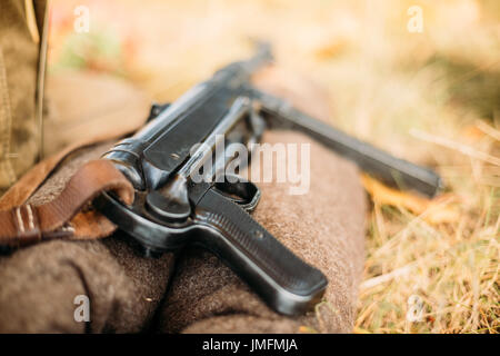 Deutsche Wehrmacht Maschinenpistole des zweiten Weltkriegs MP 40 am Boden. Die MP 40 (MP 40) ist in Nazi-Deutschland entwickelte Maschinenpistole und Stockfoto