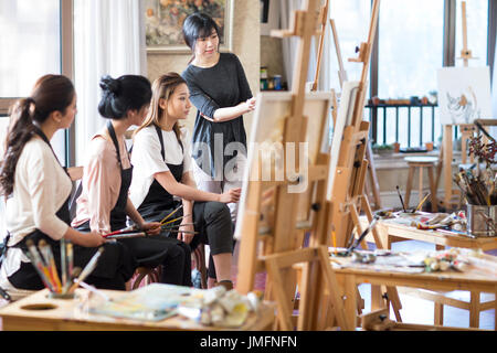 Kunst Lehrer mit jungen Frauen im Studio Stockfoto