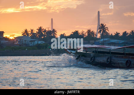 Boot in den Sonnenaufgang an der schwimmenden Markt, Can Tho, Vietnam. Stockfoto