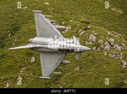 Royal Air Force Typhoon Eurofighter niedrigem Niveau Stockfoto