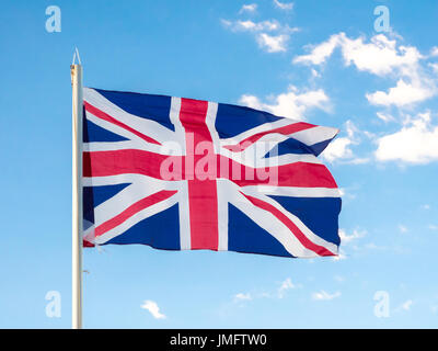 Union Jack, traditionelle Großbritannien Flagge winken in blauer Himmel, copyright Raum Stockfoto