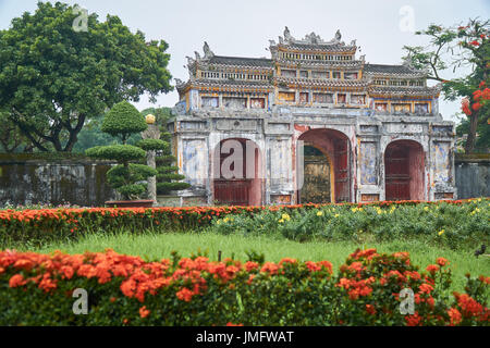Tor, Pflanzen, Blumen und Bäume im Nebel. Park in der Kaiserstadt in Vietnam. Stockfoto