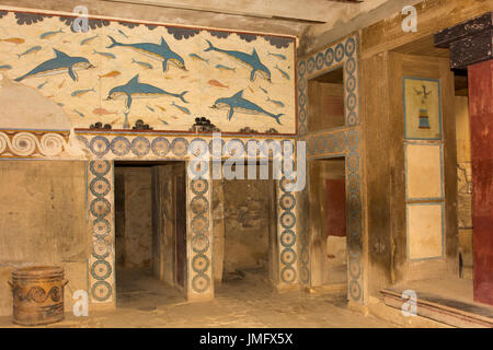 Der Palast von Knossos war das zeremonielle und politische Zentrum der minoischen Zivilisation und Kultur. Hier ist die Königin megaron mit Dolphin Fresken. Stockfoto