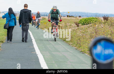 Pflaster mit Lane und Zyklus Fußgängerweg (Radweg) in Großbritannien. Menschen zu Fuß. Radfahrer in Radweg. Stockfoto