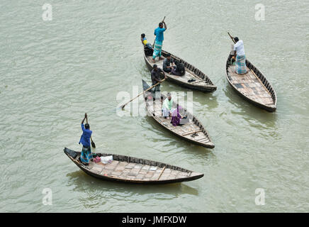 Ruderboote am Fluss Buriganga, Dhaka, Bangladesch Stockfoto